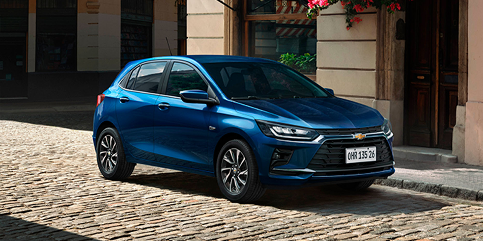 Vista lateral y frontal del Onix LT Turbo MT en color azul